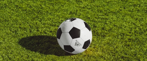 英格兰足球超级联赛激烈比赛场面球员争抢